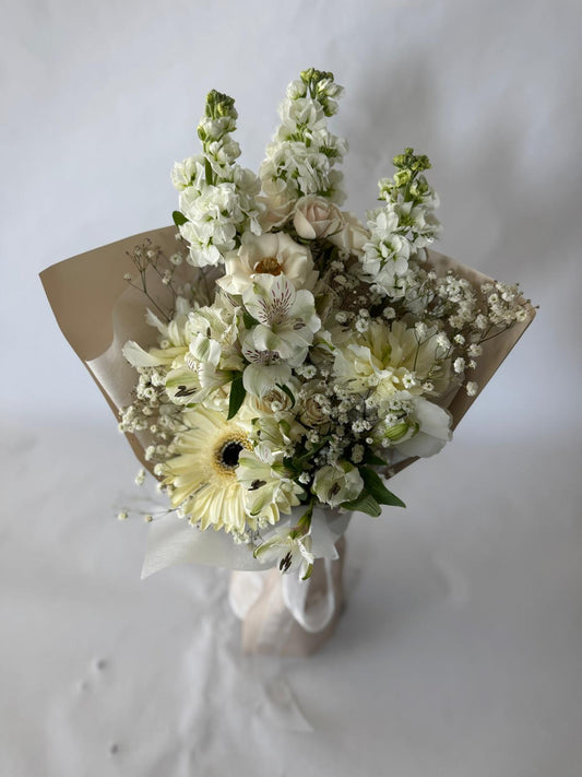 Light neutral bouquet with airy texture and pale wrapping, inspired by sparkling wine.