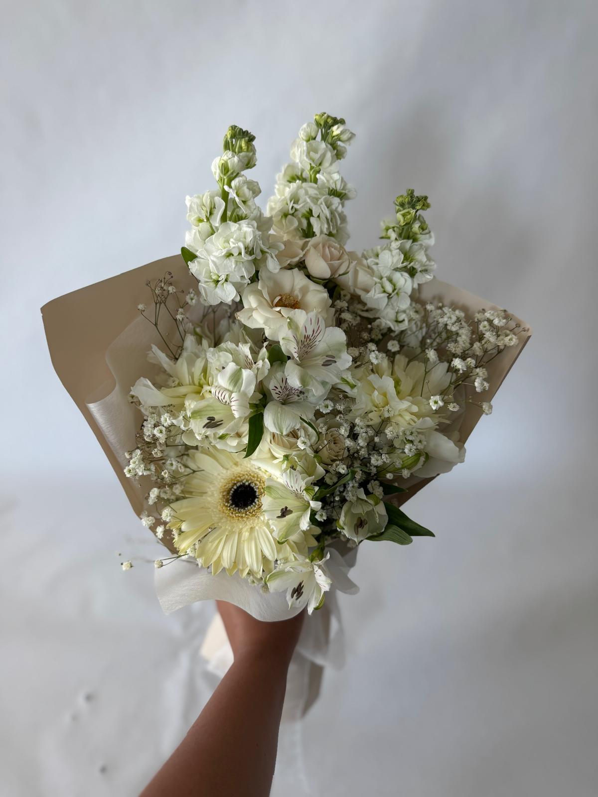 Light neutral bouquet with airy texture and pale wrapping, inspired by sparkling wine.