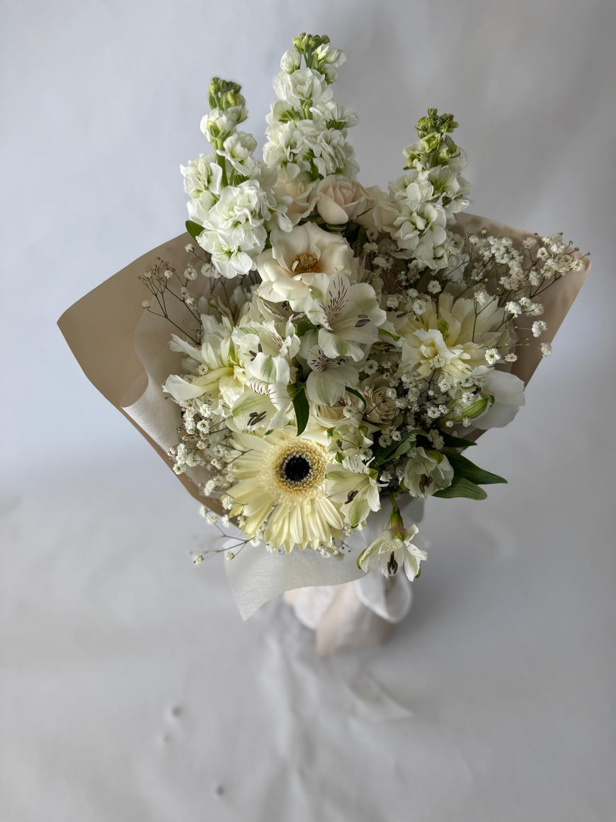 Light neutral bouquet with airy texture and pale wrapping, inspired by sparkling wine.